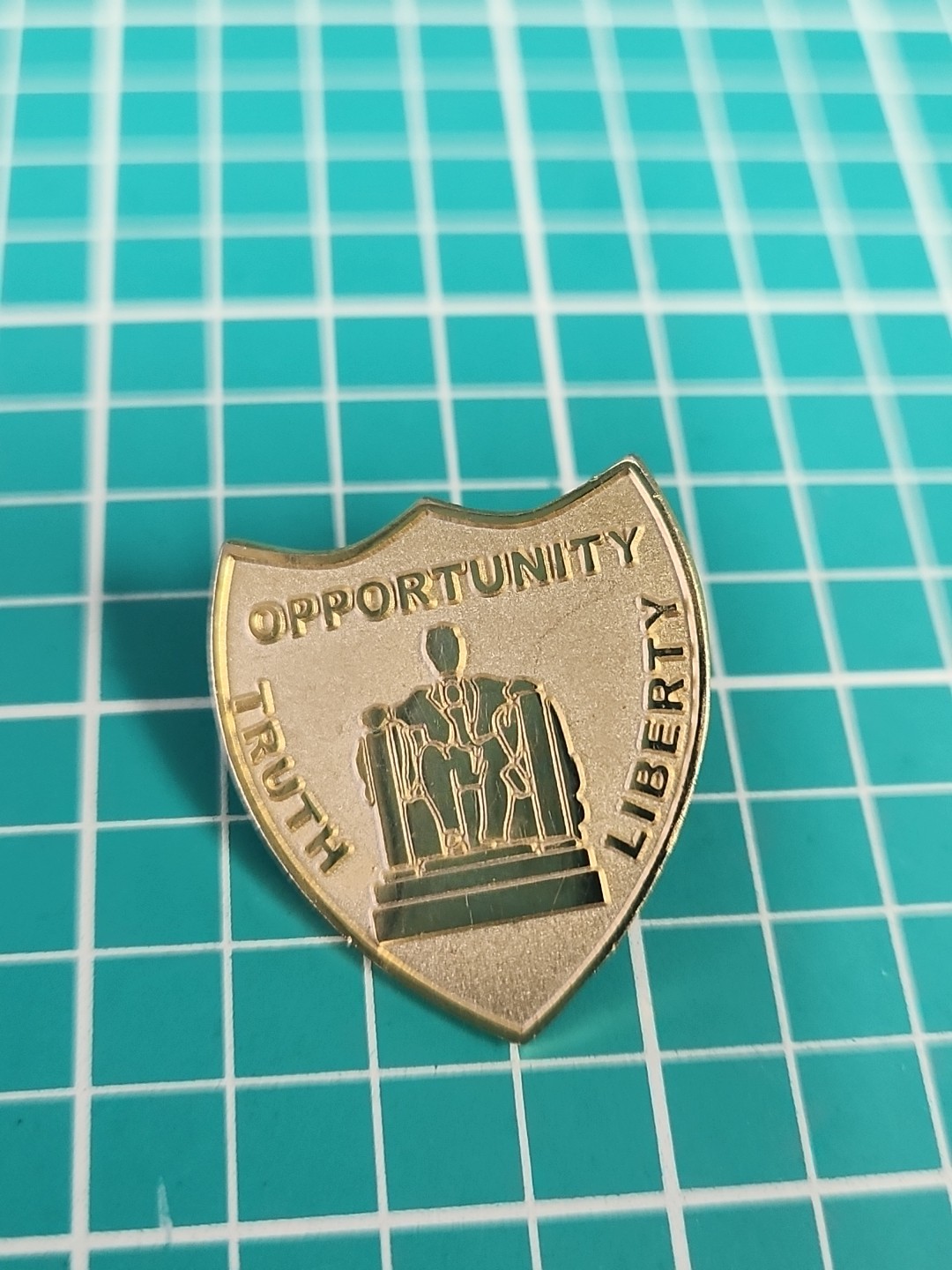Vtg Shield Shaped Lincoln Memorial Truth Opportunity Liberty Gold Tone Lapel Pin