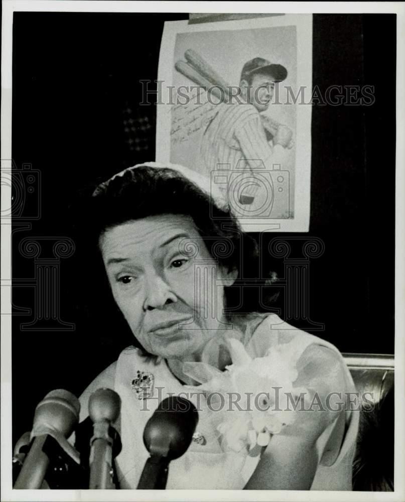 1973 Press Photo Mrs. Babe Ruth discusses Henry Aaron's record in New York