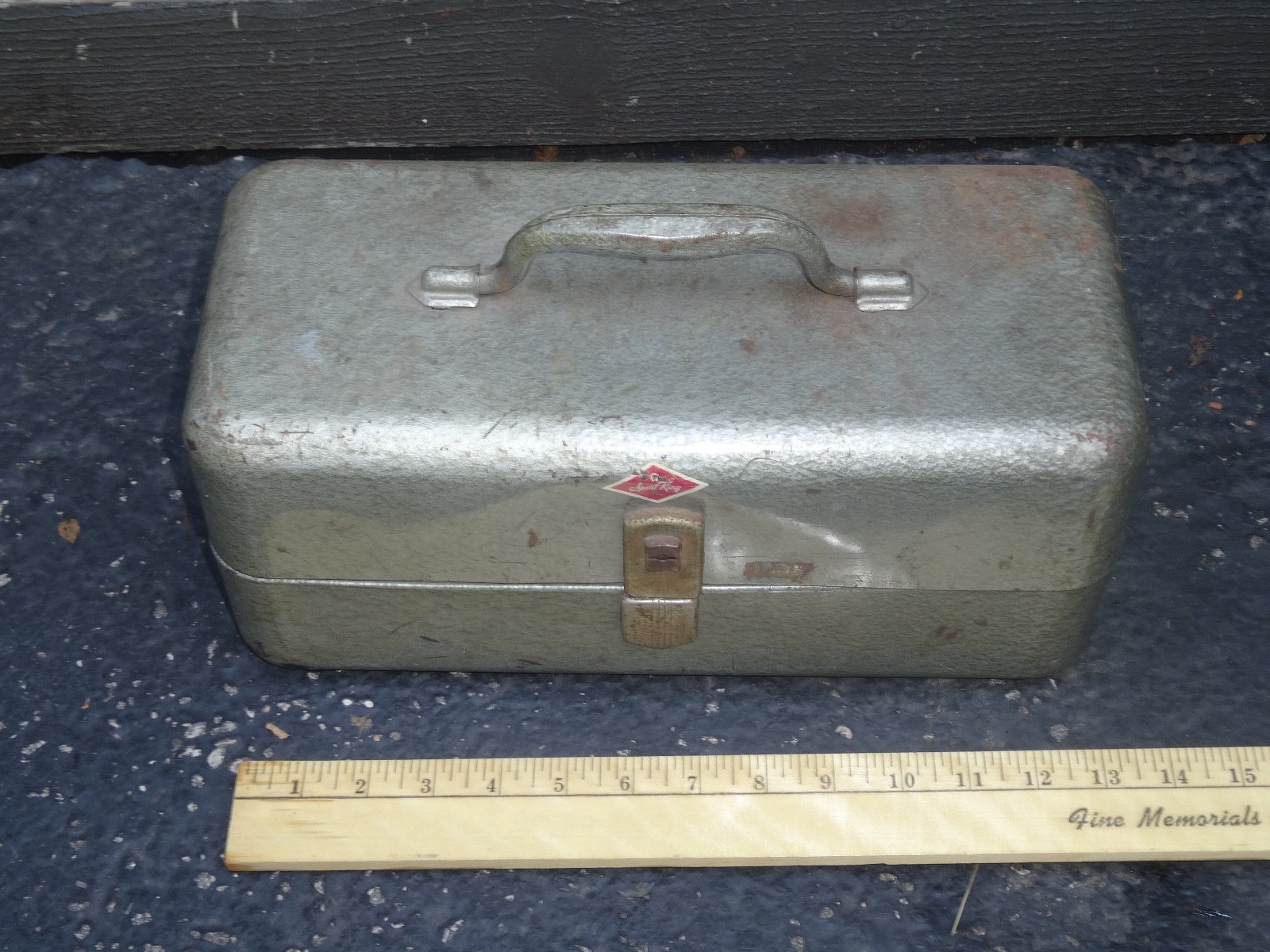 ANTIQUE ORIGINAL 1940\'S SEA KING MONTGOMERY WARD\'S FISHING METAL TACKLE BOX SIGN