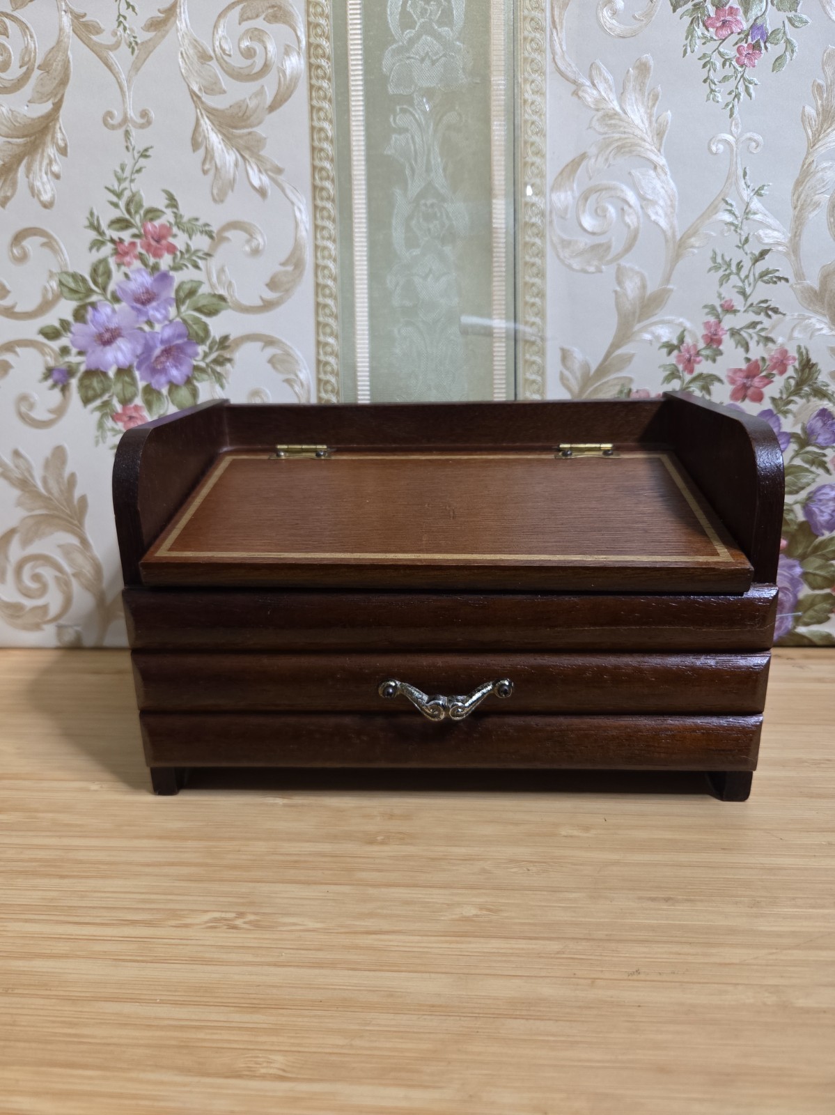Beautiful Vintage Jewelry Music Box M.I.M. Lador New York, Plays Music 