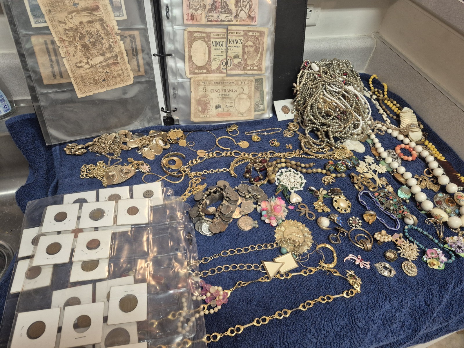 Huge Vintage Junk Drawer Lot Collectibles Box Resellers Bulk Wholesale Treasures Huge Vintage Junk Drawer Lot Collectibles Box Resellers Bulk Wholesale Treasures