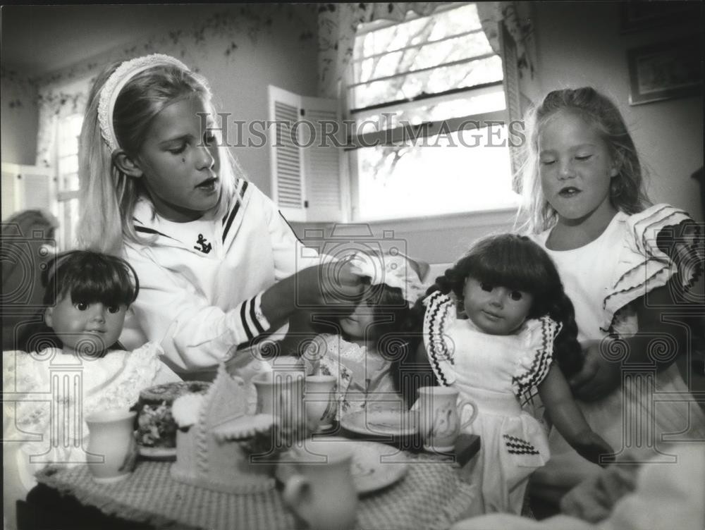 1994 Press Photo Ceci and Sarah Wilson with their American Girl Collection dolls 1994 Press Photo Ceci and Sarah Wilson with their American Girl Collection dolls