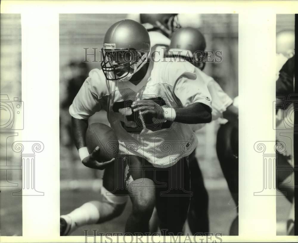 1990 Press Photo New Orleans Saints football player Rueben Mayes runs in drills