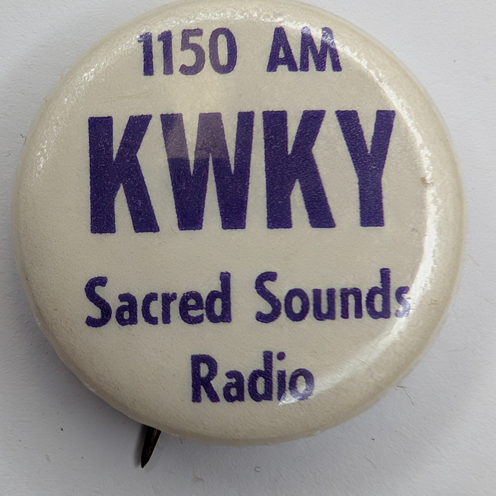 c1970s KWKY 1150 AM Sacred Sounds Radio Station Pinback Button Iowa E4