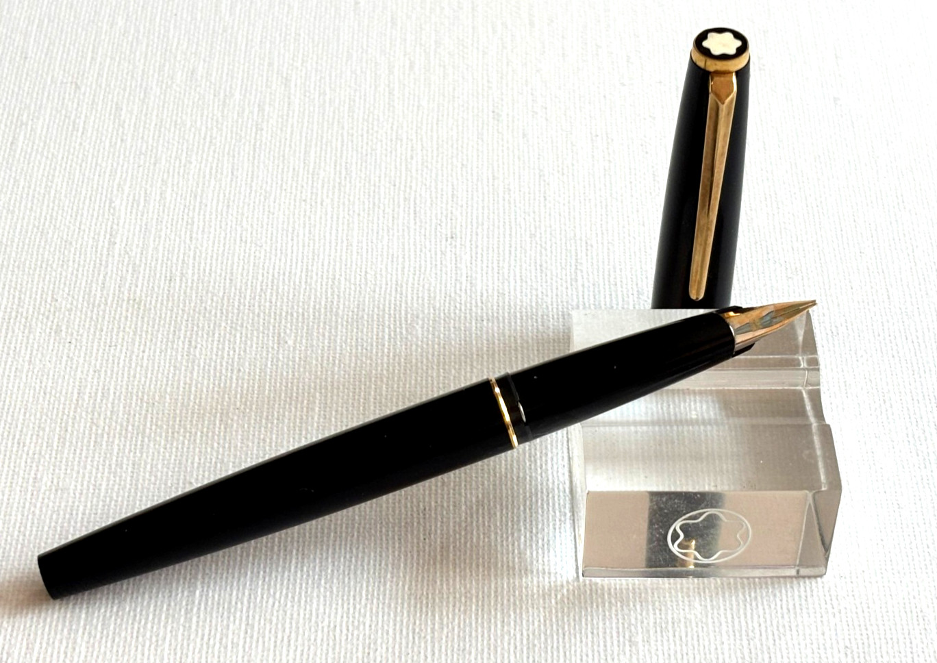 Vintage Montblanc Classic 32 Iridium nib black laquered body Fountain Pen