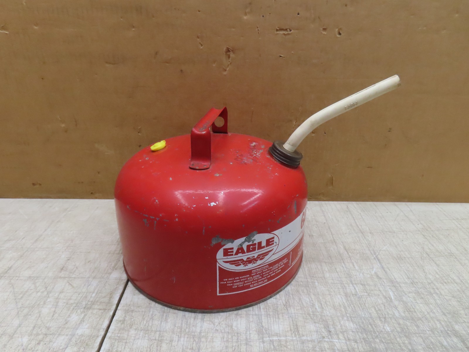 VTG EAGLE 2.5 GALLON METAL VENTED GAS CAN W SPOUT GASOLINE OLD STYLE PREBAN