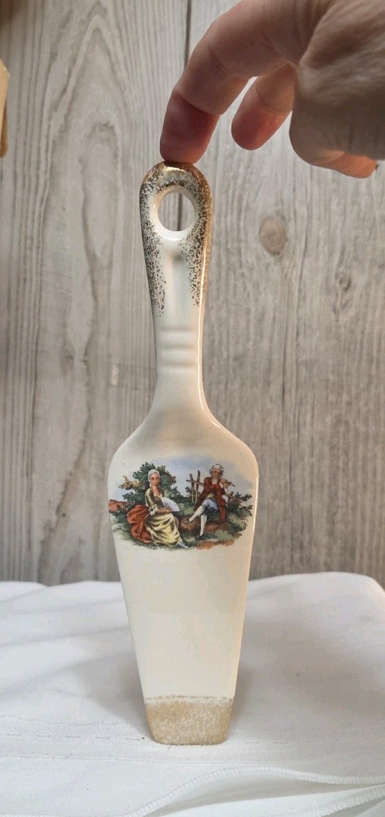 CERAMIC PIE CAKE SERVER: Colonial Man w/flute, Woman w/fan, gold spotty trims 9\