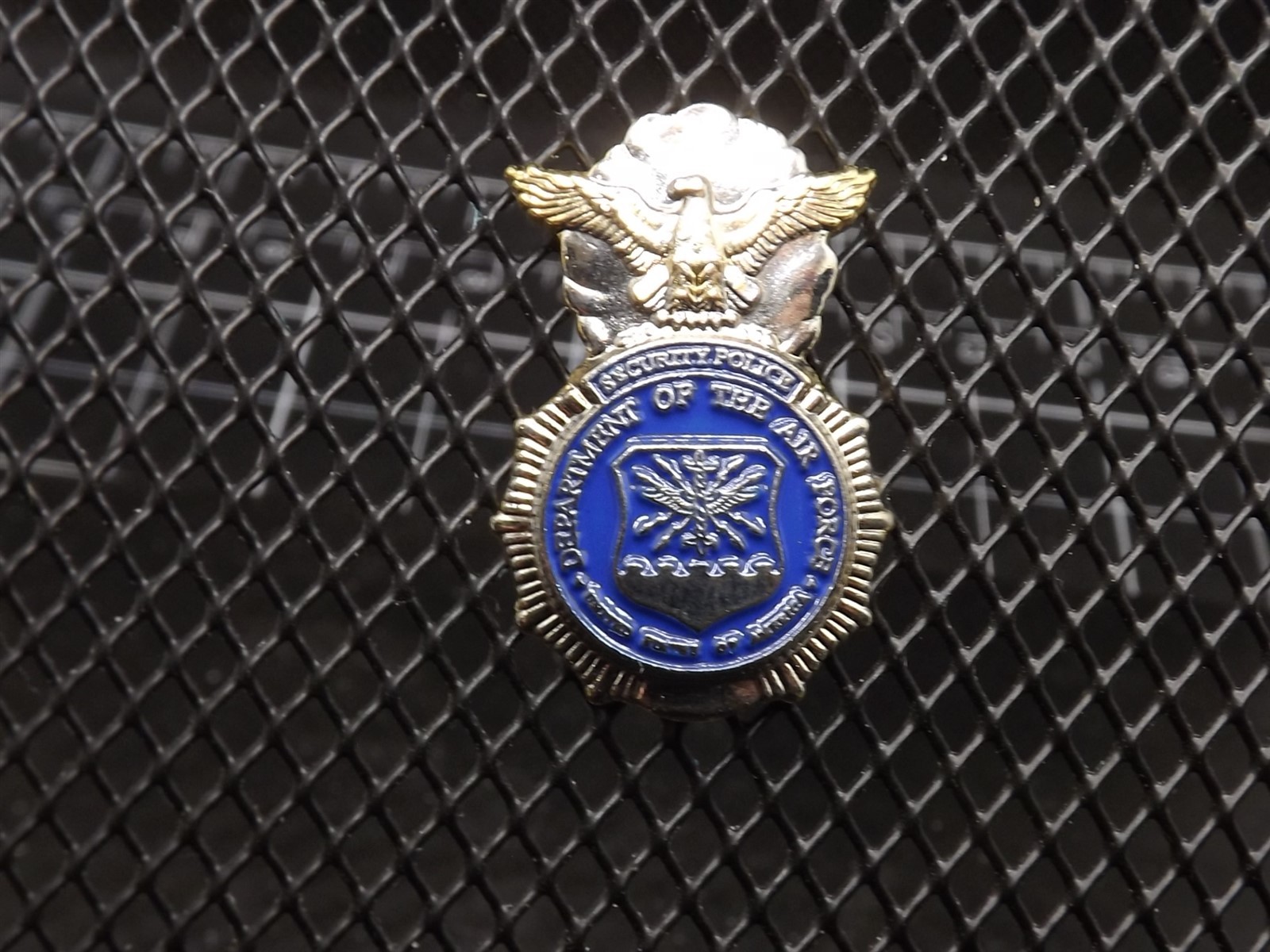 FREE SHIP Lapel Pin U.S. AIR FORCE MILITARY SECURITY POLICE BADGE ENAMELED T/T