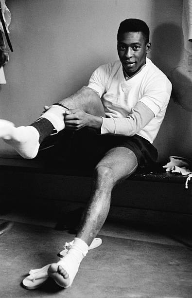 Pele legendary soccer player with Brazilian National team preparin- Old Photo 9