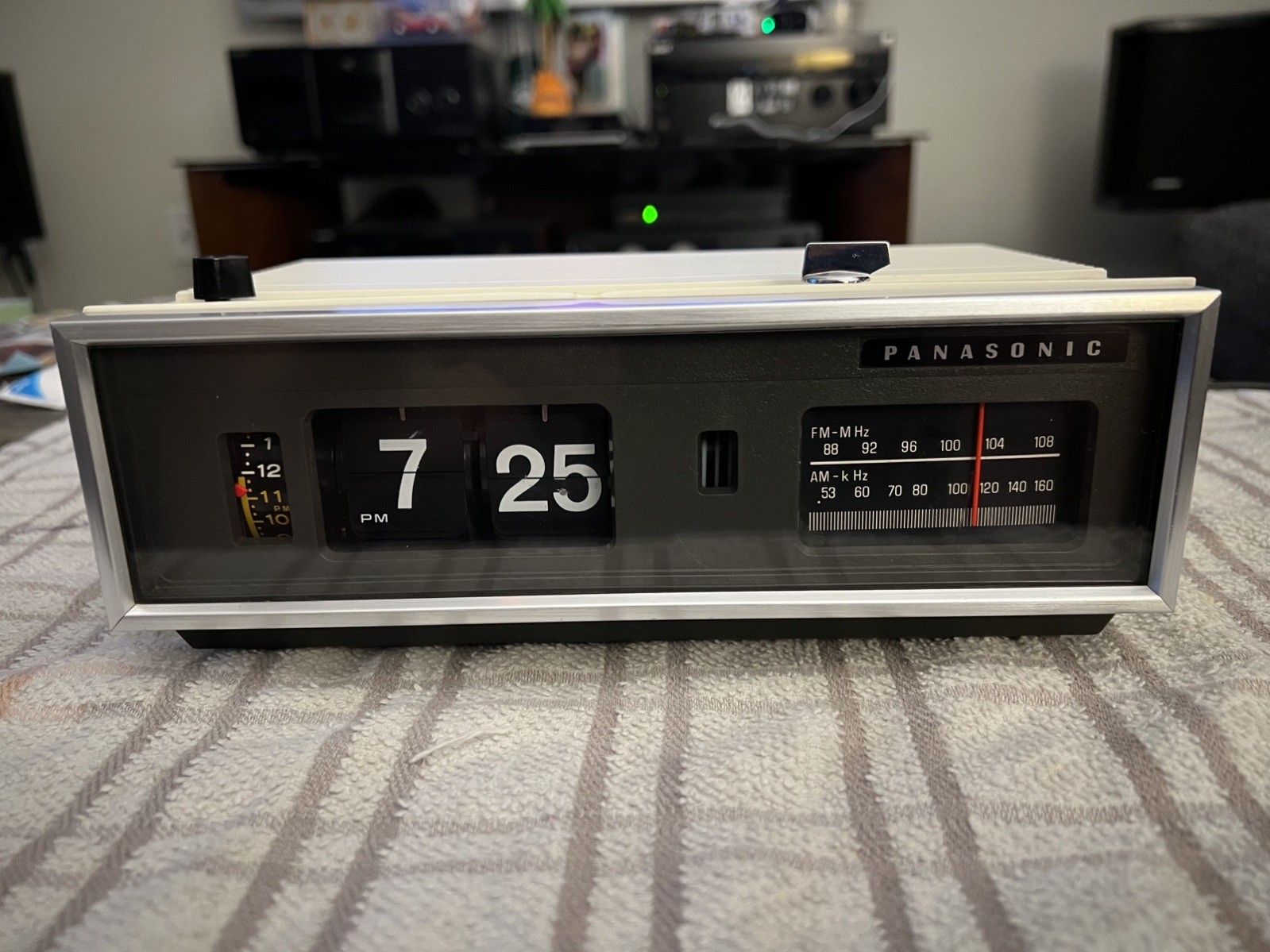 Vintage 1972 Panasonic RC-7021 WHITE Flip bird chirp Alarm Clock AMFM Radio. Vintage 1972 Panasonic RC-7021 WHITE Flip bird chirp Alarm Clock AMFM Radio.
