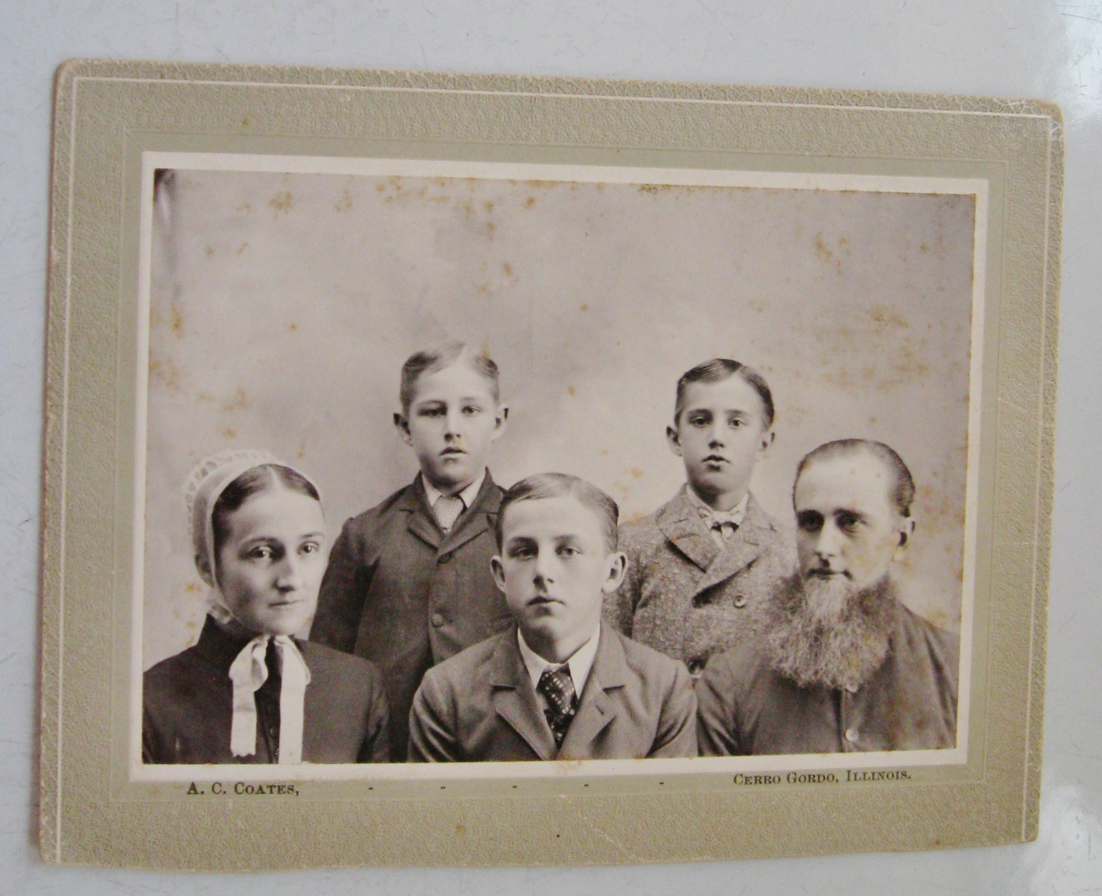 CABINET PHOTO OF THE HECKMAN FAMILY QUAKER ? MENNONITE ? CERRO GORDO ILLINOIS CABINET PHOTO OF THE HECKMAN FAMILY QUAKER ? MENNONITE ? CERRO GORDO ILLINOIS