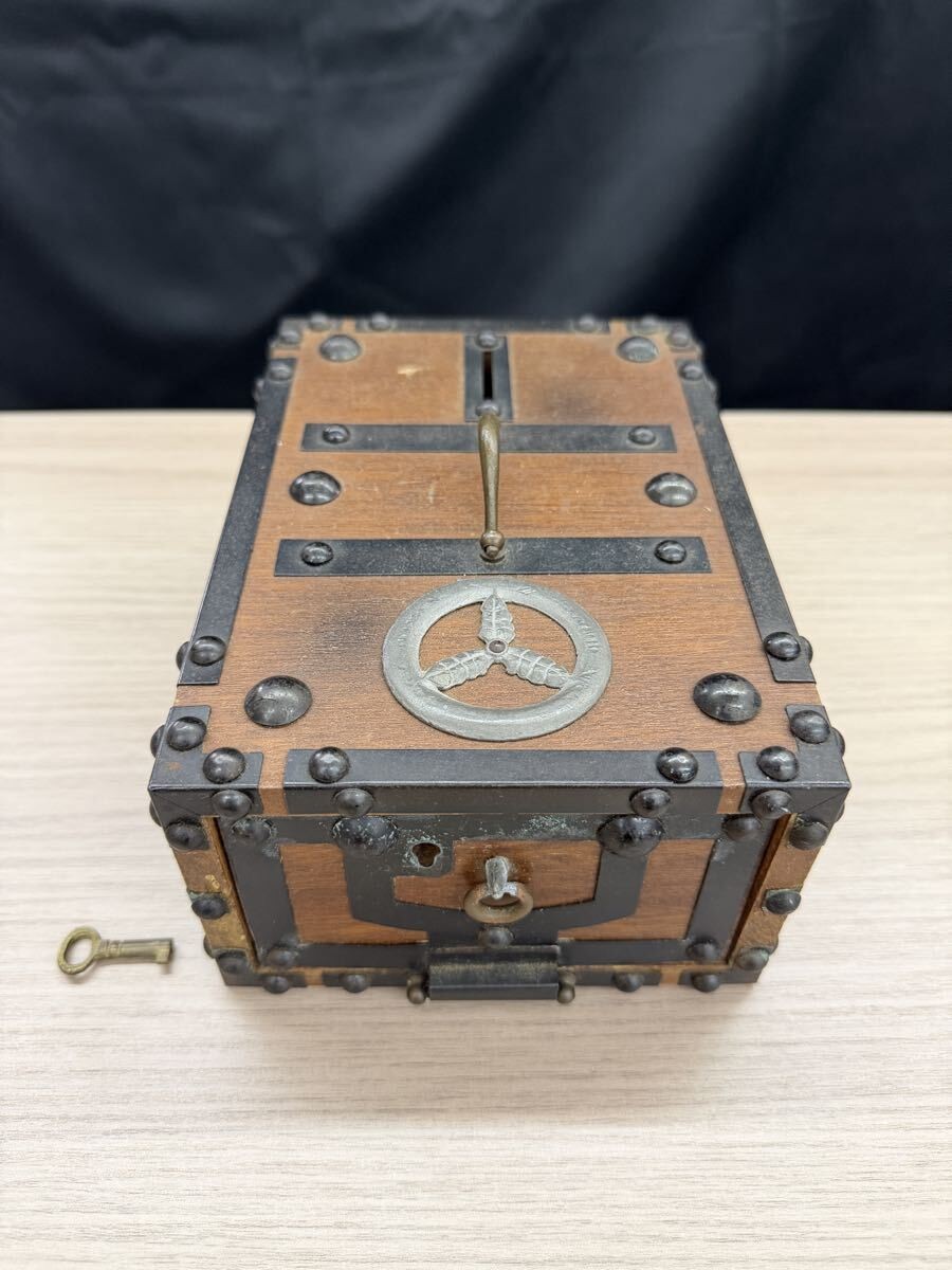 Vintage Japanese Wooden Senryobako Coin Bank Tosa Yamauchi Crest Lock Key