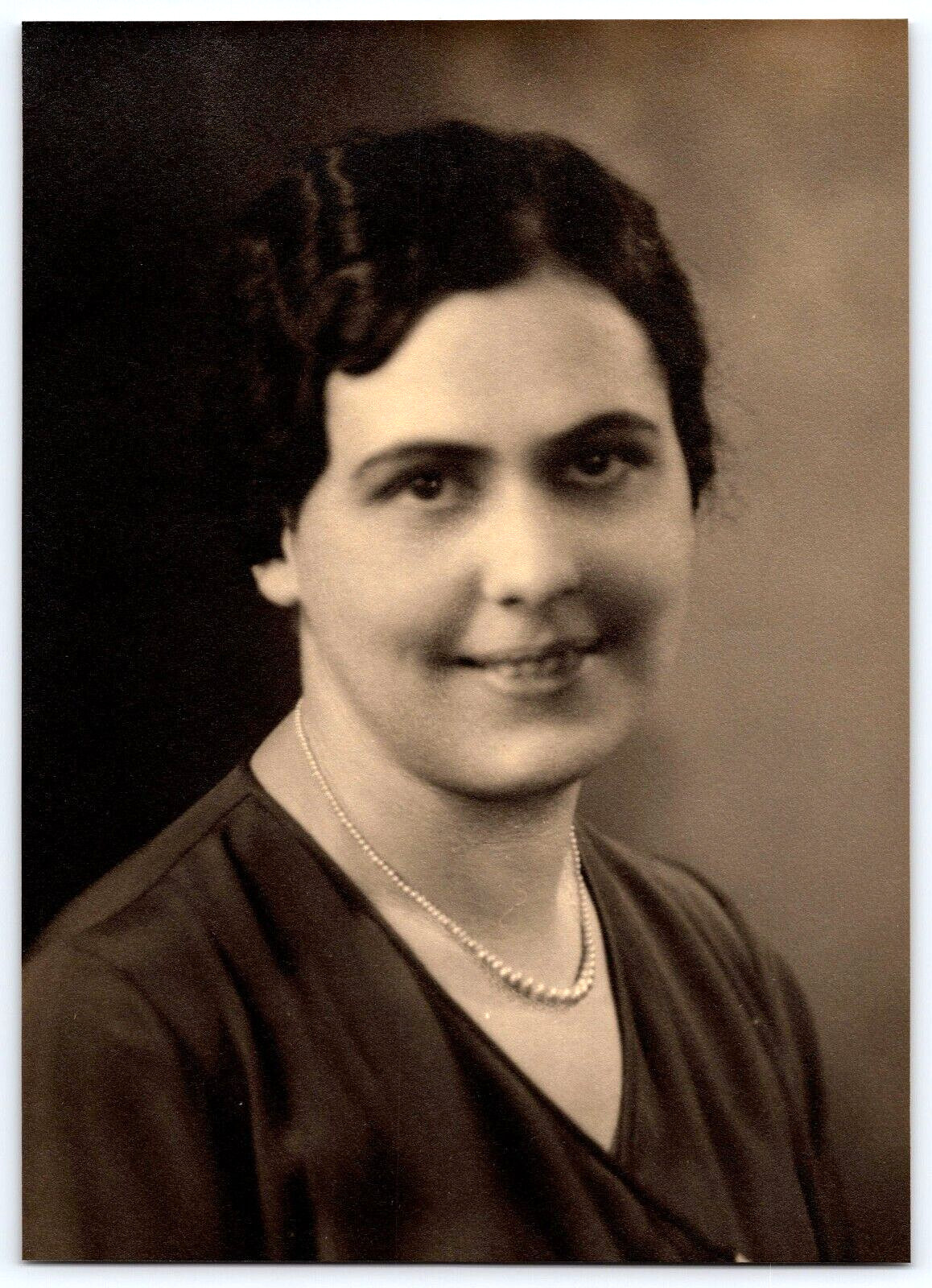 VINTAGE OLD ANTIQUE PHOTO PICTURE BEAUTIFUL YOUNG GIRL LADY WOMAN DRESS PEARLS
