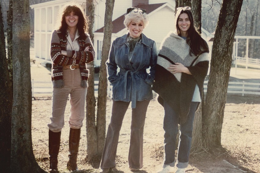 LINDA RONSTADT DOLLY PARTON EMMYLOU HARRIS LEGENDS POSE 24x36 inch Poster