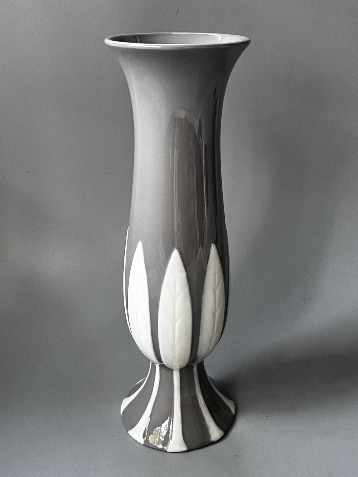 Vtg Lenox Porcelain Gray White Raised Leaf Tulip Trumpet Bud Vase Mark 390 USA