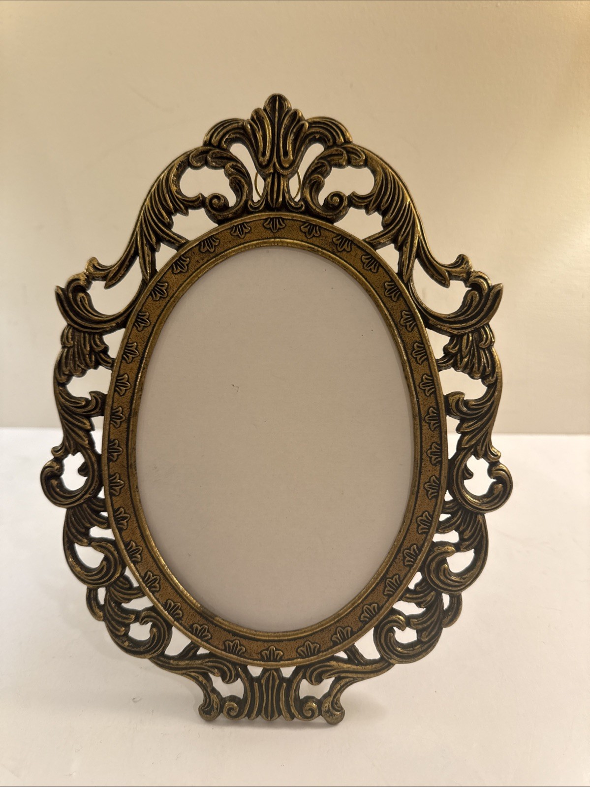 Vintage Creative Circle Ornate Oval Gold Tone Frame From Kits 7.5 In X 10 In Tal