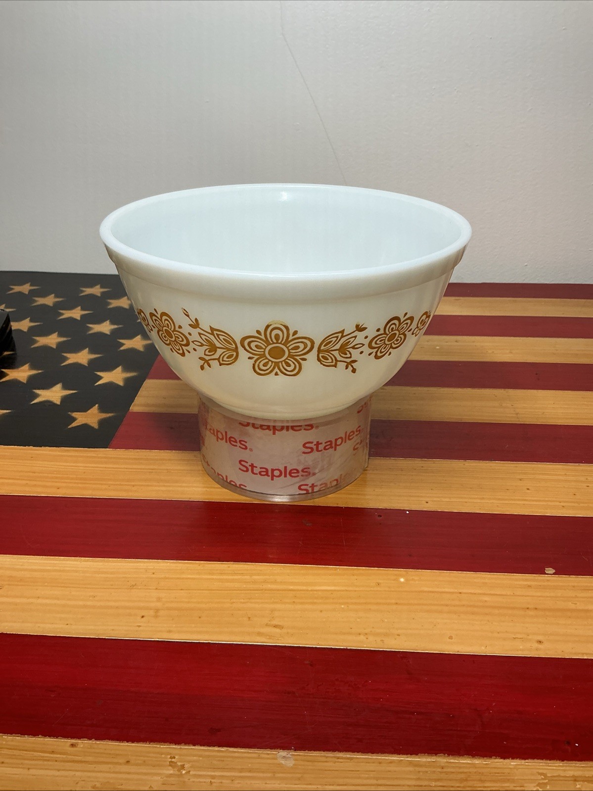 Vintage Pyrex 402  1 1/2 qt. Butterfly gold pattern mixing bowl great find.