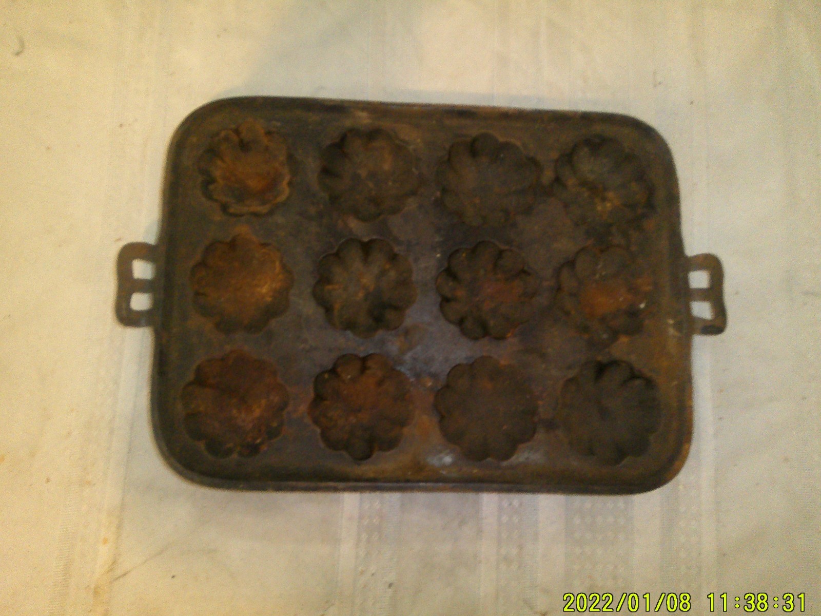 VINTAGE CAST IRON MUFFIN PAN 12 MOLDS