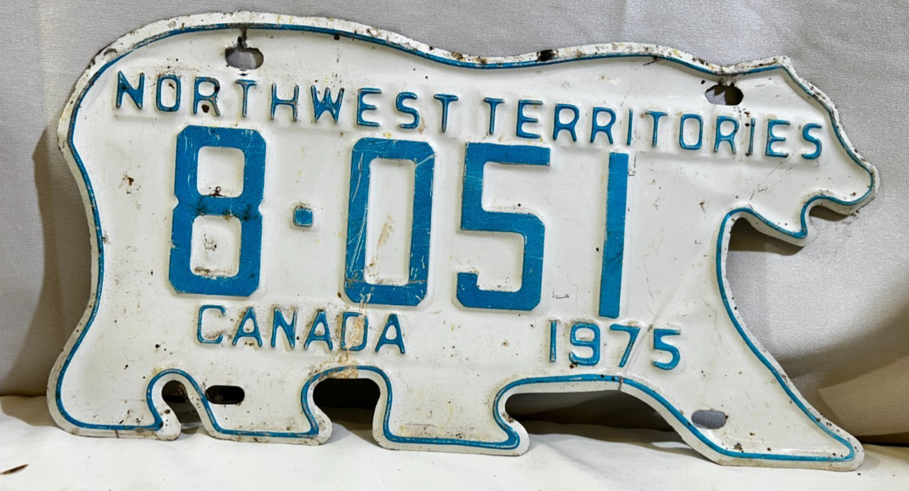 SINGLE NORTHWEST TERRITORIES, CANADA LICENSE PLATE -1975- 8-051 - POLAR BEAR SINGLE NORTHWEST TERRITORIES, CANADA LICENSE PLATE -1975- 8-051 - POLAR BEAR