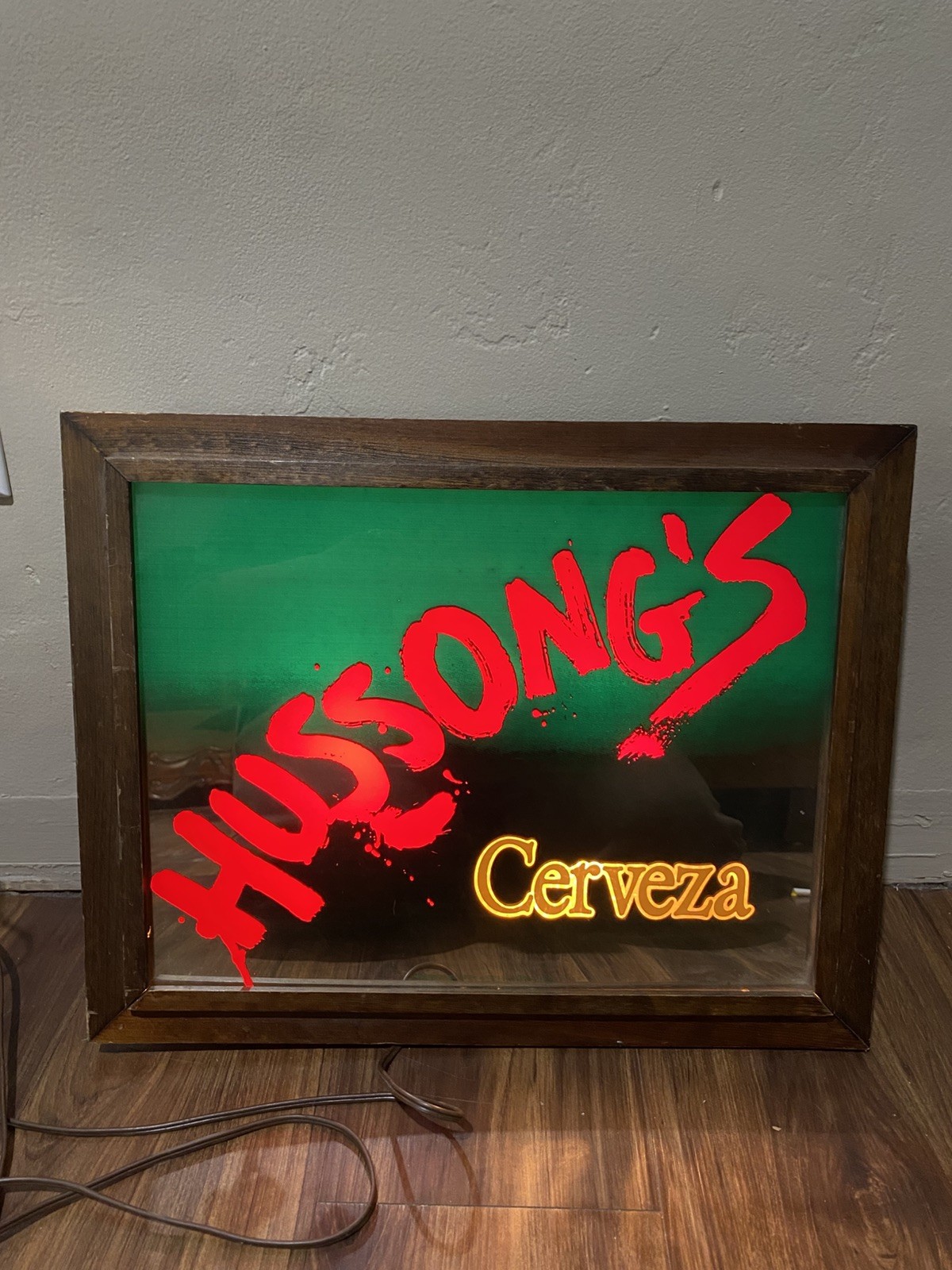 VTG RARE HUSSONG\'S CERVEZA CLARA BEER BAR MIRROR LIGHT UP WALL SIGN MEXICO READ*