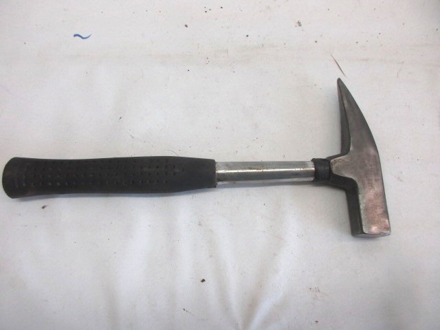 Vintage all metal rock hammer with rubber grip, 1.5 pounds, 6\
