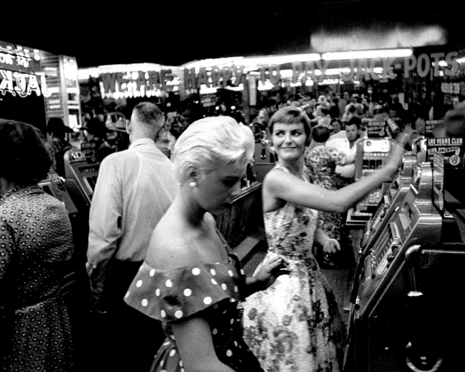 1950s LAS VEGAS SLOTS PLAYERS PHOTO (210-a)