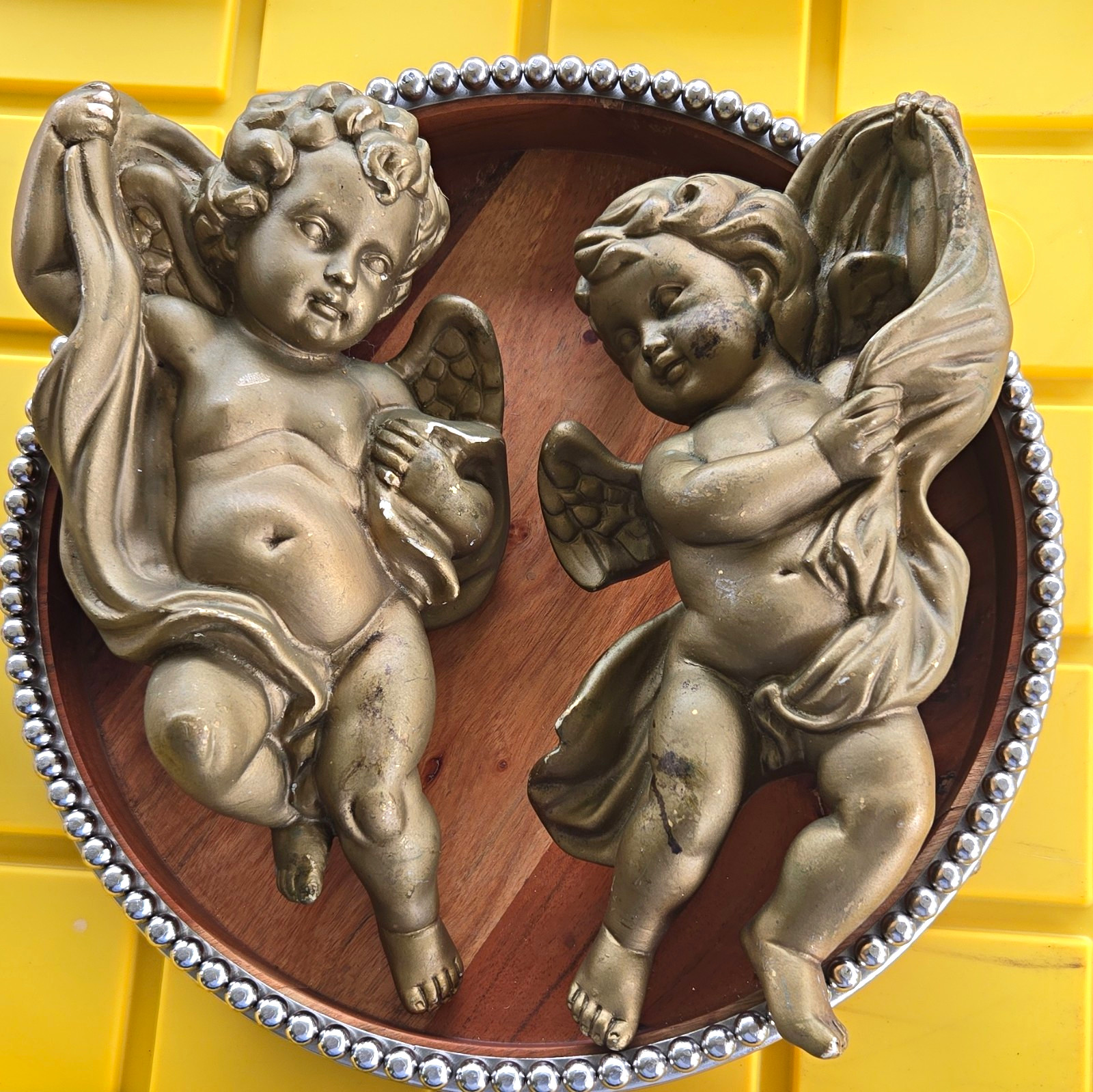 Homco 1120 Cherub Angel Wall Plaque Antique Gold Resin on Round Wood 11in B1