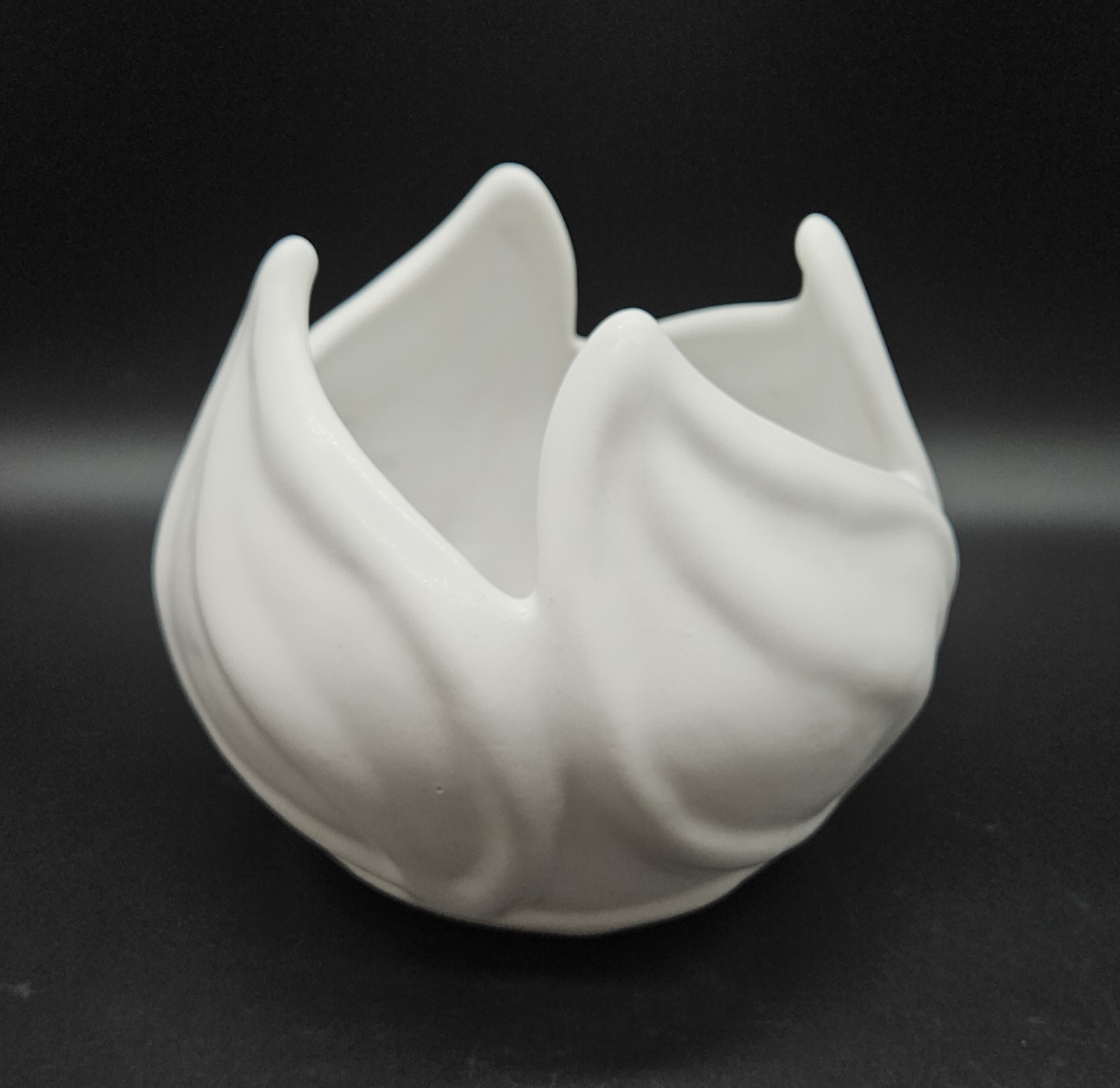 VTG Van Briggle Pottery Blooming Tulip Swirl Leaf Bowl Moonglo White Matte 5.5\