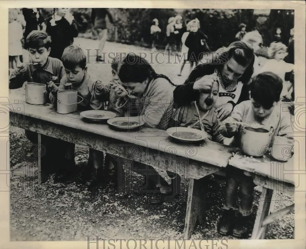 1946 Press Photo Italian children eat at UNRRA lunch at Comensoli School.