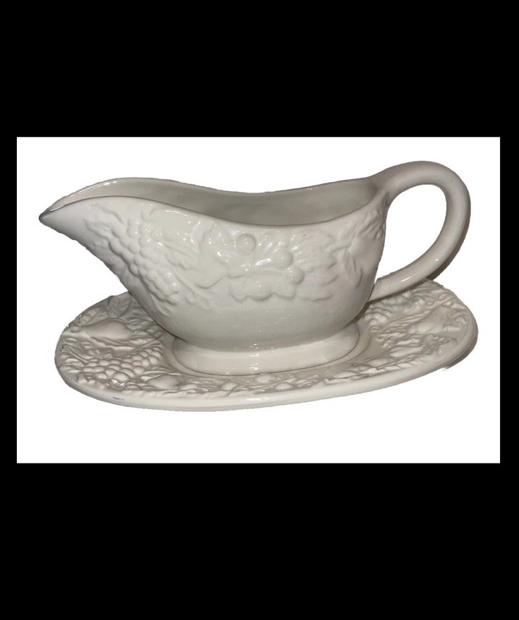 Oneida nice Gravy Sauce Boat w/ Under Plate Large White Embossed Fruit Design