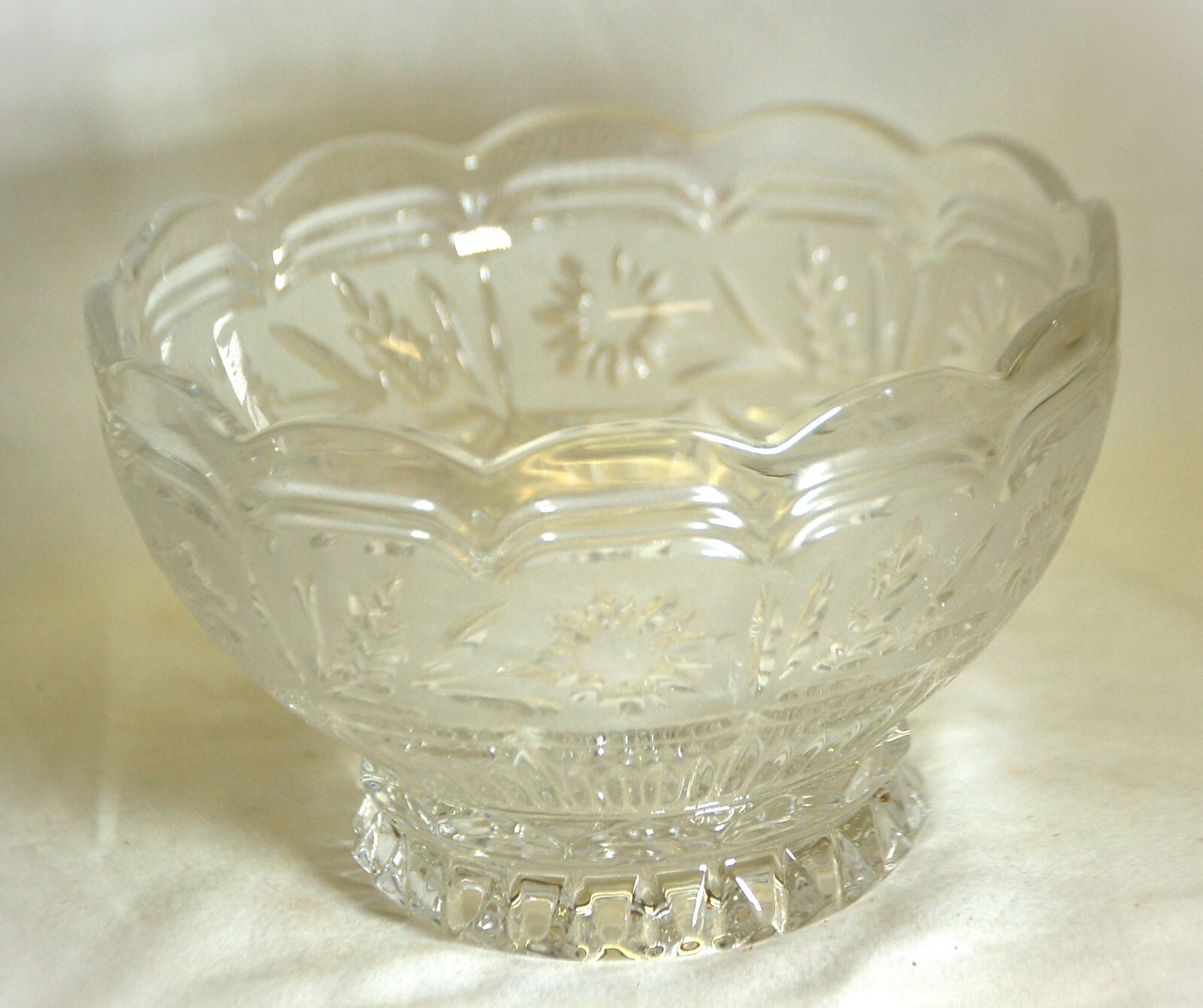 Crystal Centerpiece Footed Fruit Bowl Daisy Floral Design Scalloped Edge Crystal Centerpiece Footed Fruit Bowl Daisy Floral Design Scalloped Edge