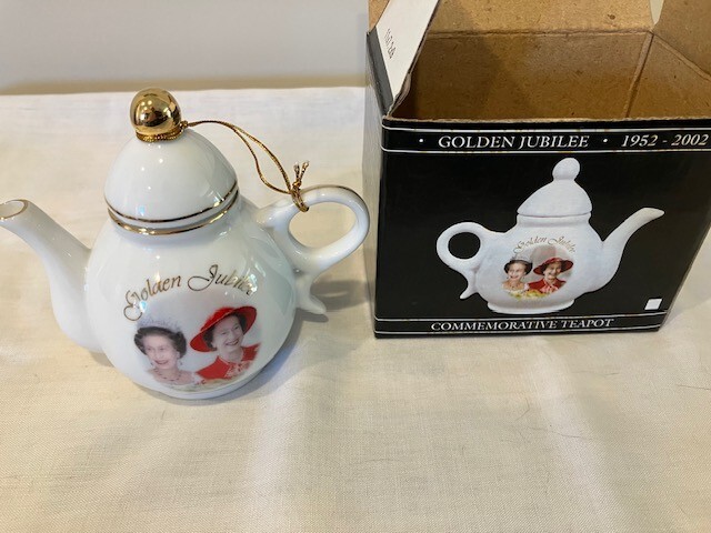 Queen Elizabeth\'s Golden Jubilee little tea pot