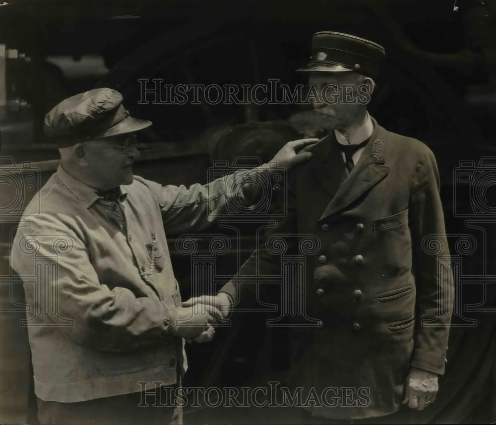 1925 Press Photo Oliver P Keller & Charles E Eberly of Penn RR Broadway Limited