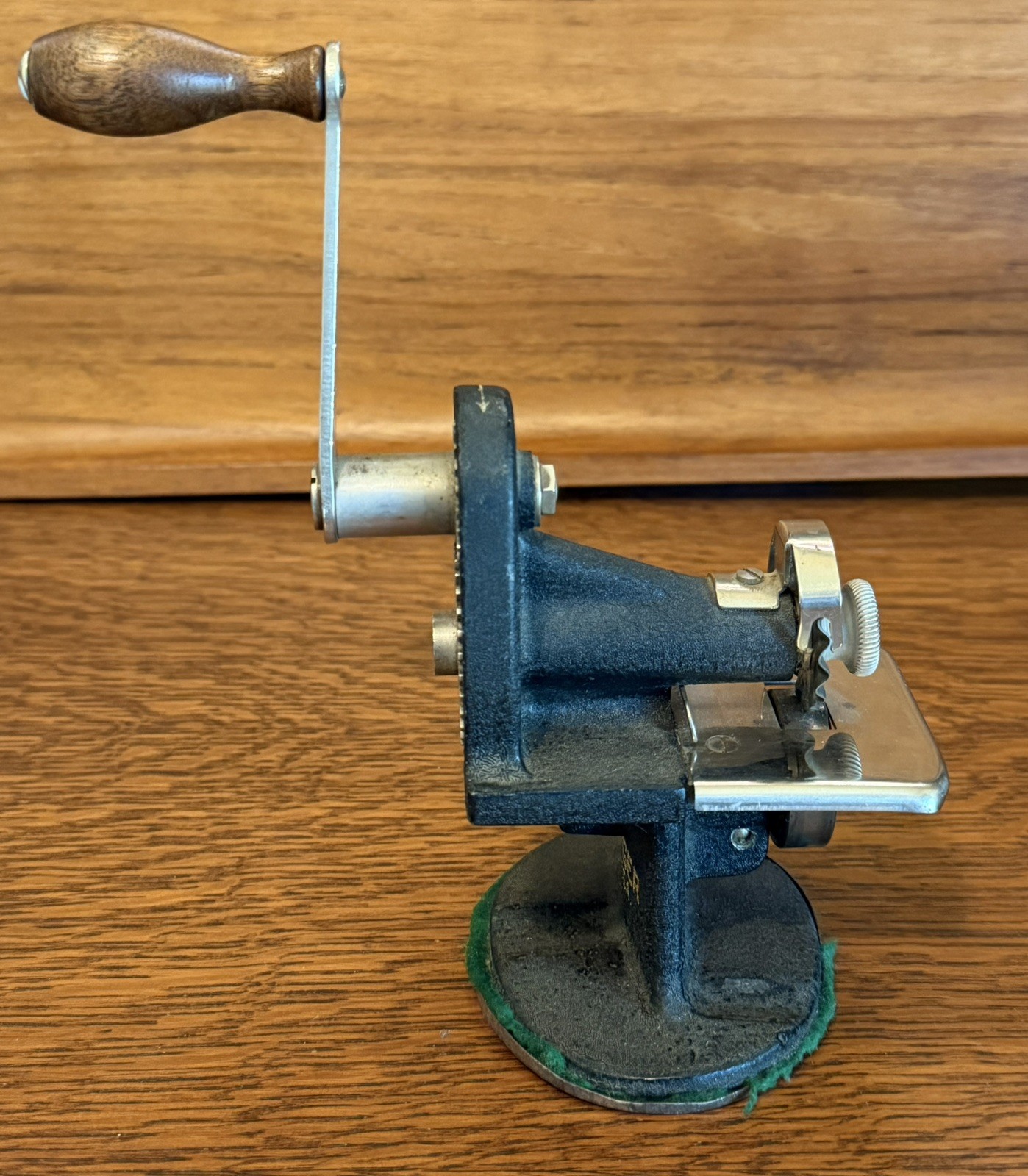 VTG SINGER Pinking Machine No 121379 Rotary Works 1930s Prevents Fraying VTG SINGER Pinking Machine No 121379 Rotary Works 1930s Prevents Fraying