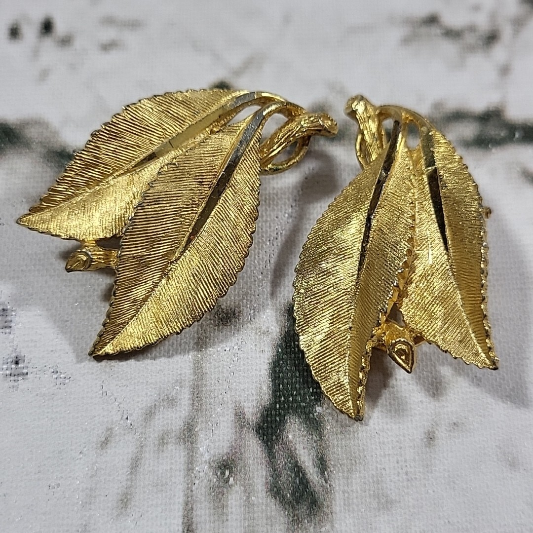 Vtg RSK Goldtone Leaves Clip Earrings 1\