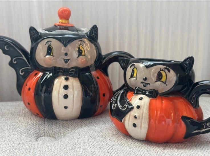🧡🖤New Johanna Parker Nostalgia Halloween Ceramic Bat Teapot & Creamer HTF