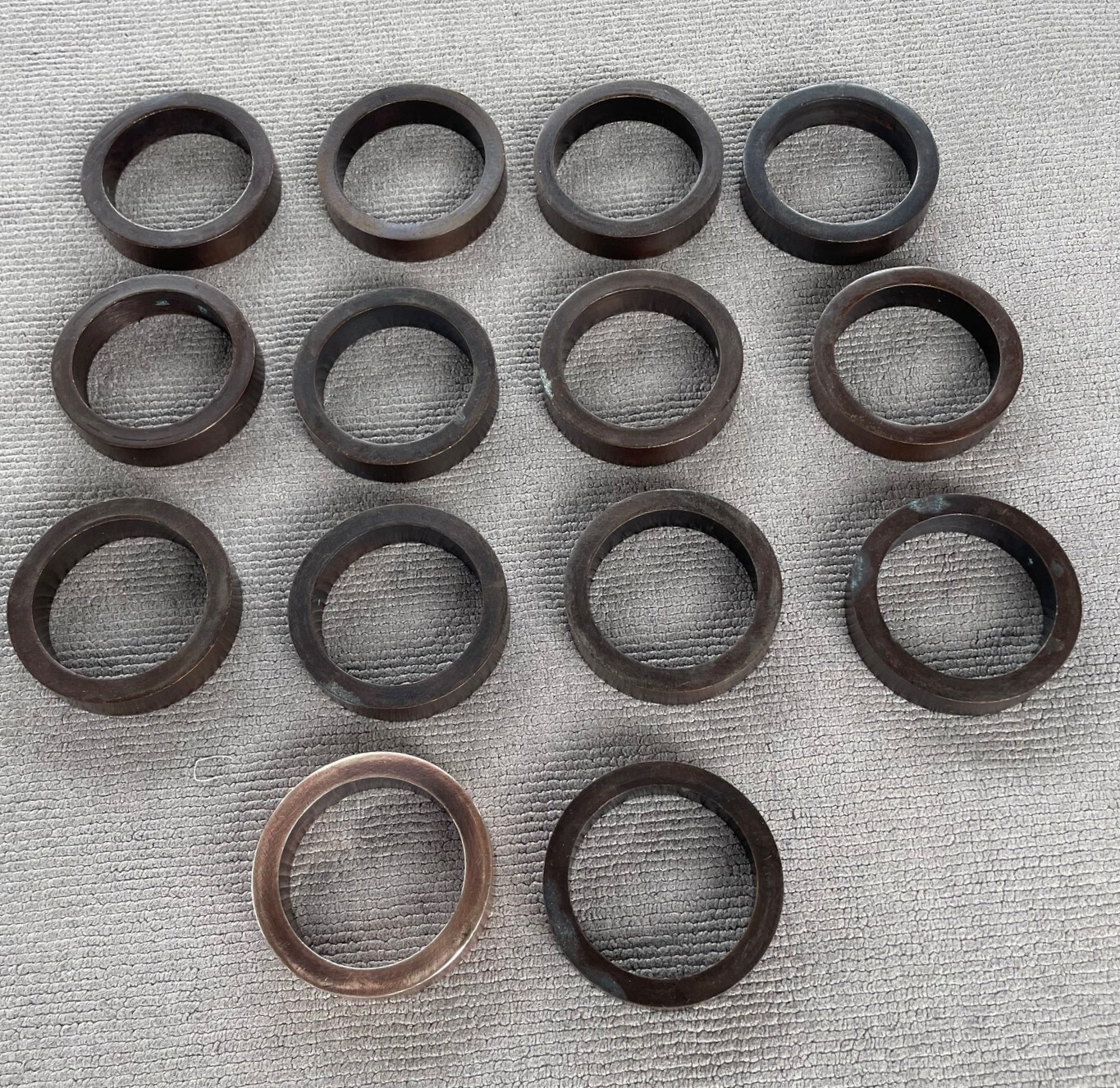 LOT: 14 Round Circular Metal Anodized Napkin Rings Modern Design Heavy (Bronze?)