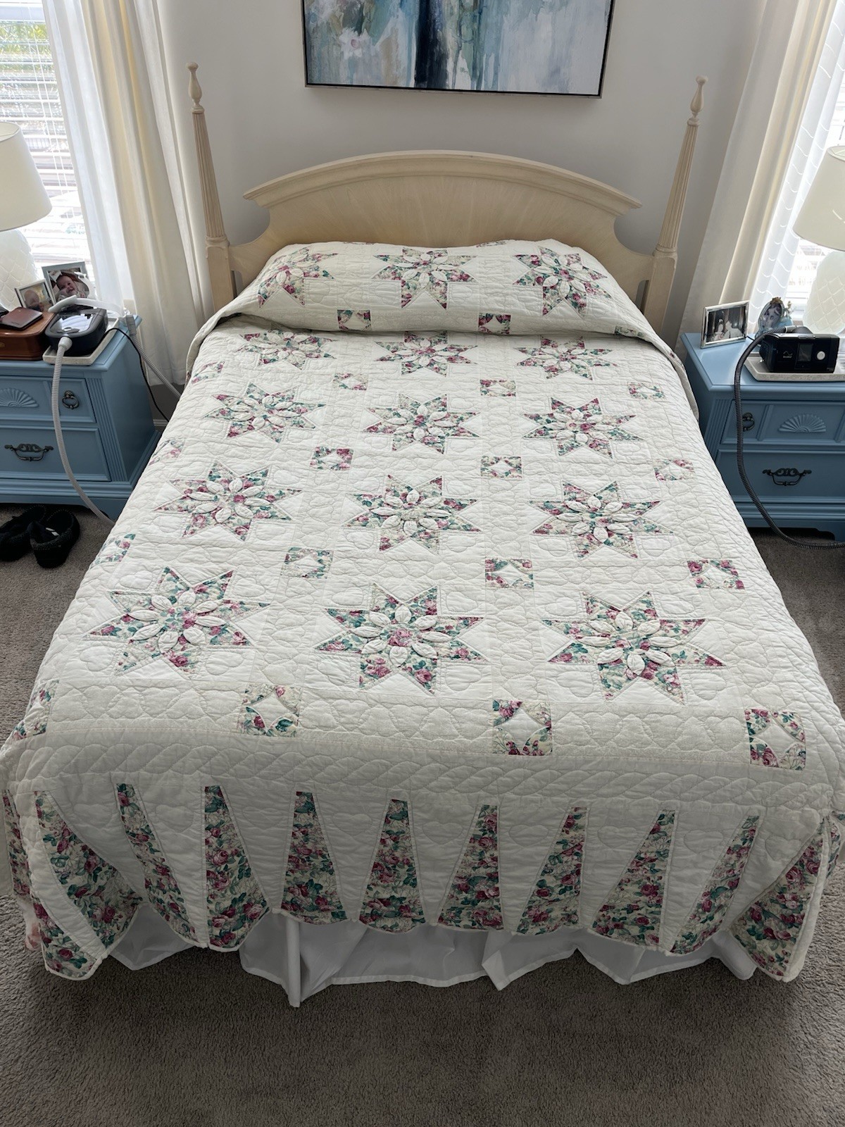 Amish Hand Made Queen Quilt Floral Star Pattern On Ivory Background Amish Hand Made Queen Quilt Floral Star Pattern On Ivory Background