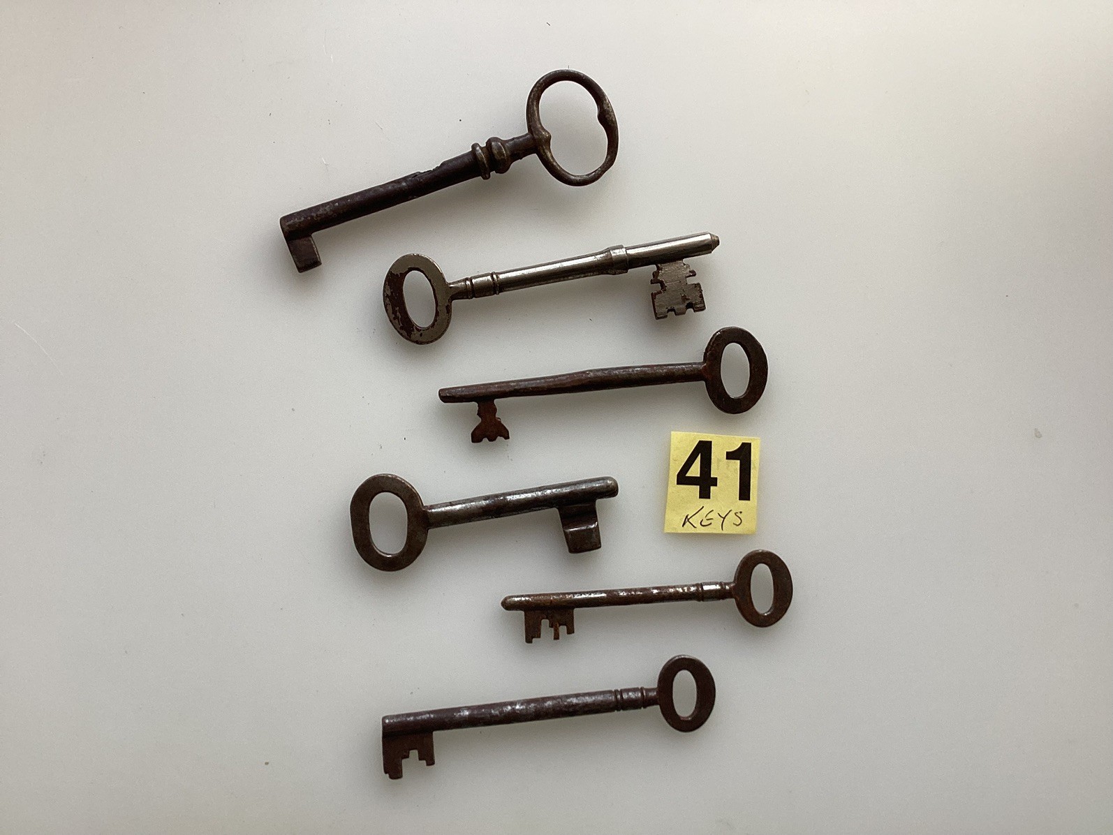 LOT ANTIQUE METAL LOCKING KEYS .. VARIOUS SIZES (USE, CRAFT, DECOR etc (KEYS 41)