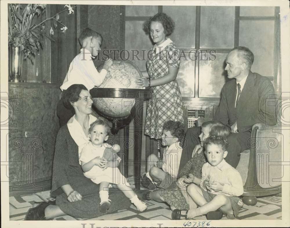 1937 Press Photo John Elder and his family on their arrival in New York City