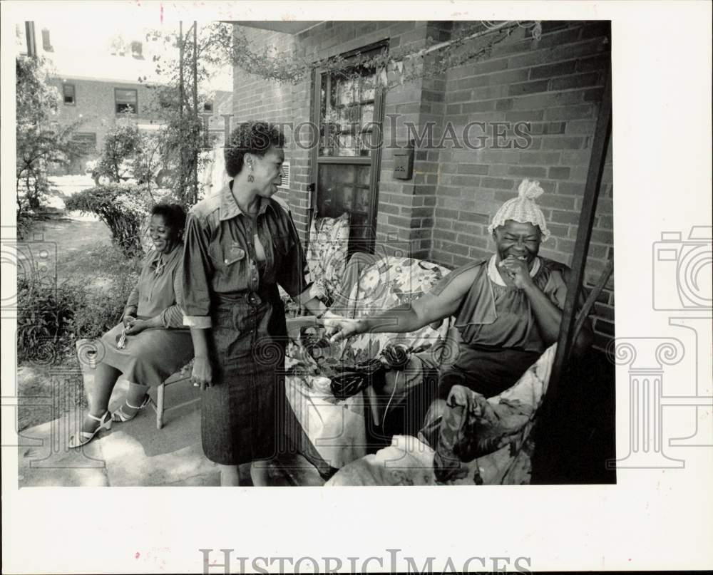 1988 Press Photo Anita Spriggs-Hill & Bertha Bradley, Piedmont Courts Residents 1988 Press Photo Anita Spriggs-Hill & Bertha Bradley, Piedmont Courts Residents