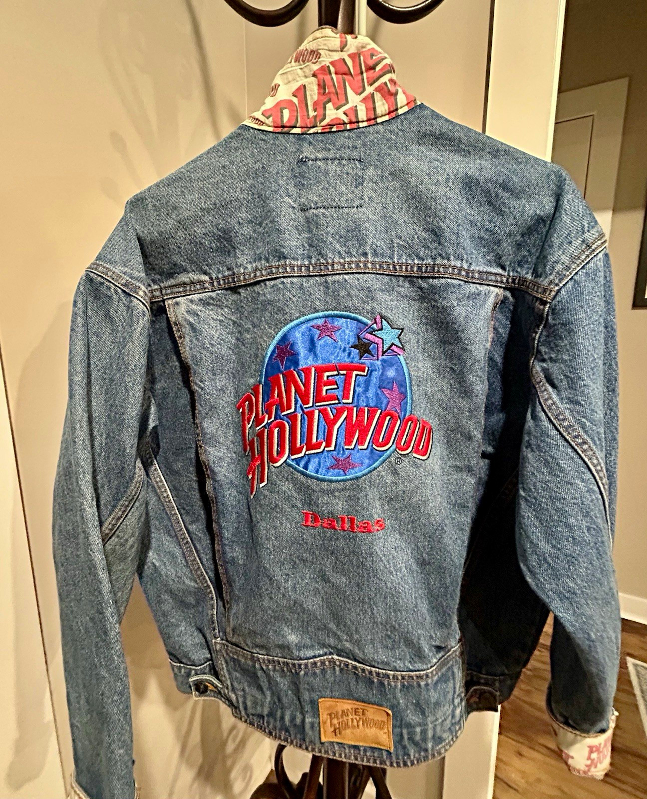 RARE VINTAGE PLANET HOLLYWOOD DALLAS DENIM JACKET – SIZE MEDIUM – WITH VINTAGE P RARE VINTAGE PLANET HOLLYWOOD DALLAS DENIM JACKET – SIZE MEDIUM – WITH VINTAGE P