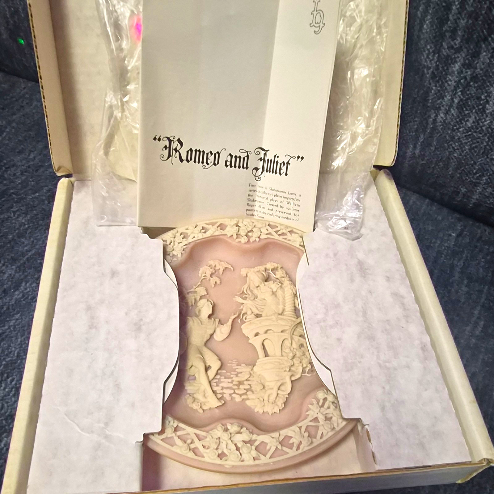 Incolay Studios Romeo & Juliet Shakespearean Lovers Plate 8.5in Stone 8200B