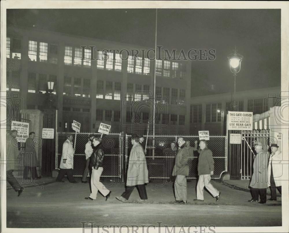 1959 Press Photo Workers protesting in front of Edison Company in Boston, MA 1959 Press Photo Workers protesting in front of Edison Company in Boston, MA