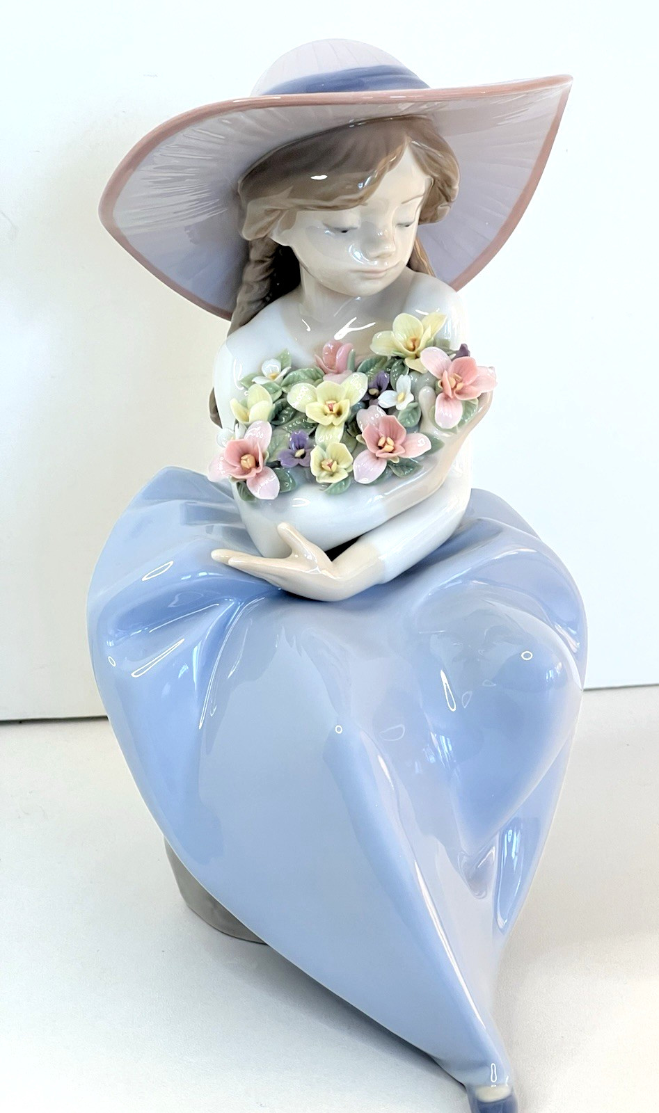 Lladro Figurine FRAGRANT BOUQUET GIRL WITH FLOWERS #5862 Retired Mint with Box