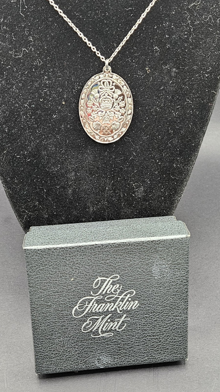 1981 Franklin Mint Charles & Diana Royal Wedding Sterling Silver Pendant in Box 1981 Franklin Mint Charles & Diana Royal Wedding Sterling Silver Pendant in Box