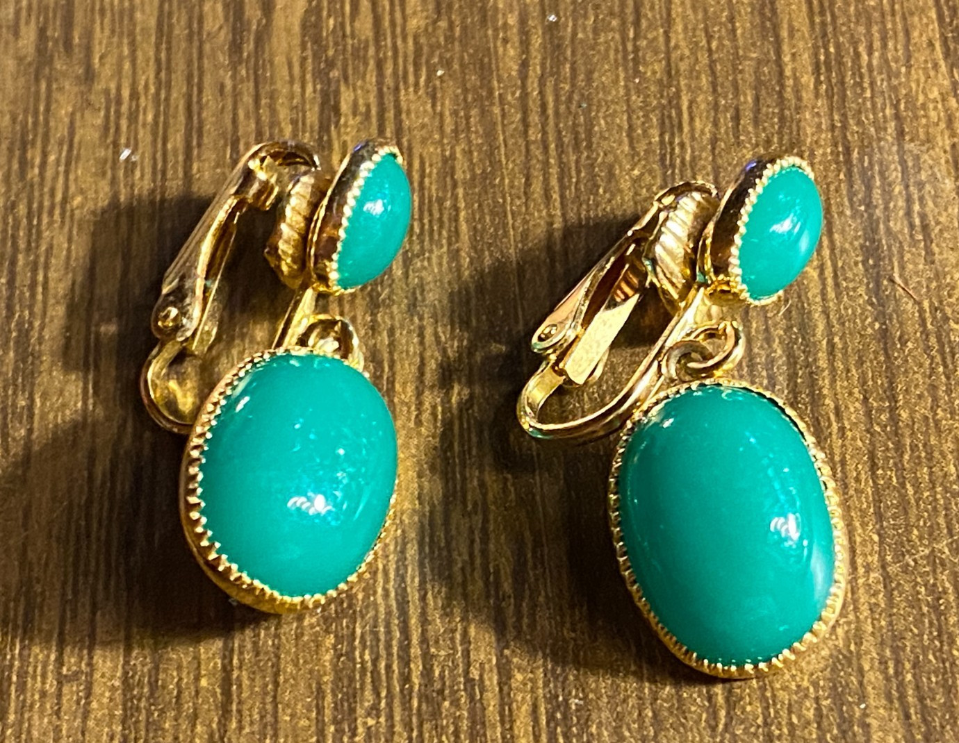 Vintage Gold Tone Green Lucite Dangle Clip Earrings 1\