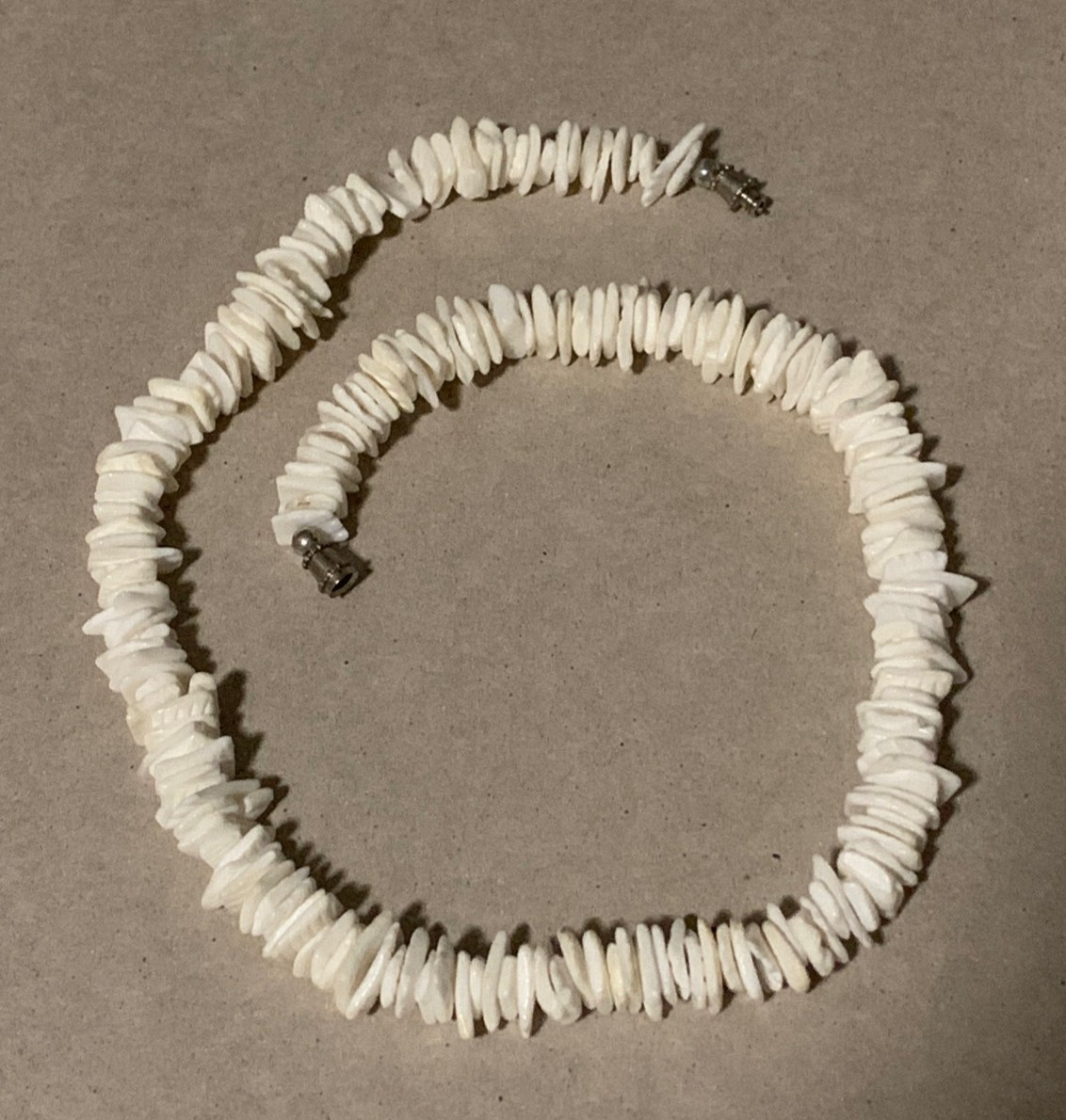 (MJS 6) Vintage 1970s White Puka Shell Necklace 15\