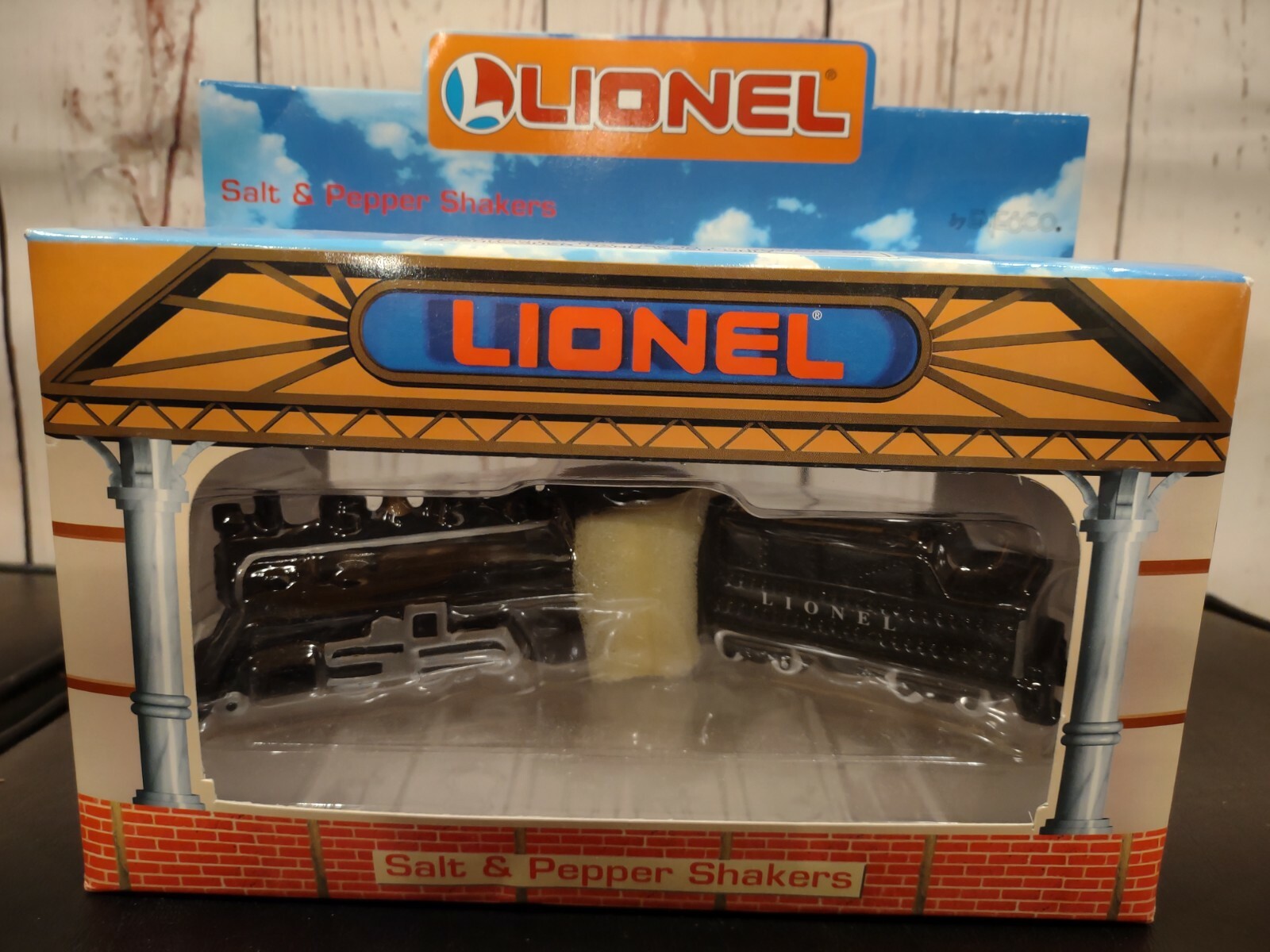 1999 Enesco Lionel Train Retro Salt & Pepper Shakers Set Ceramic + box 🚂🧂