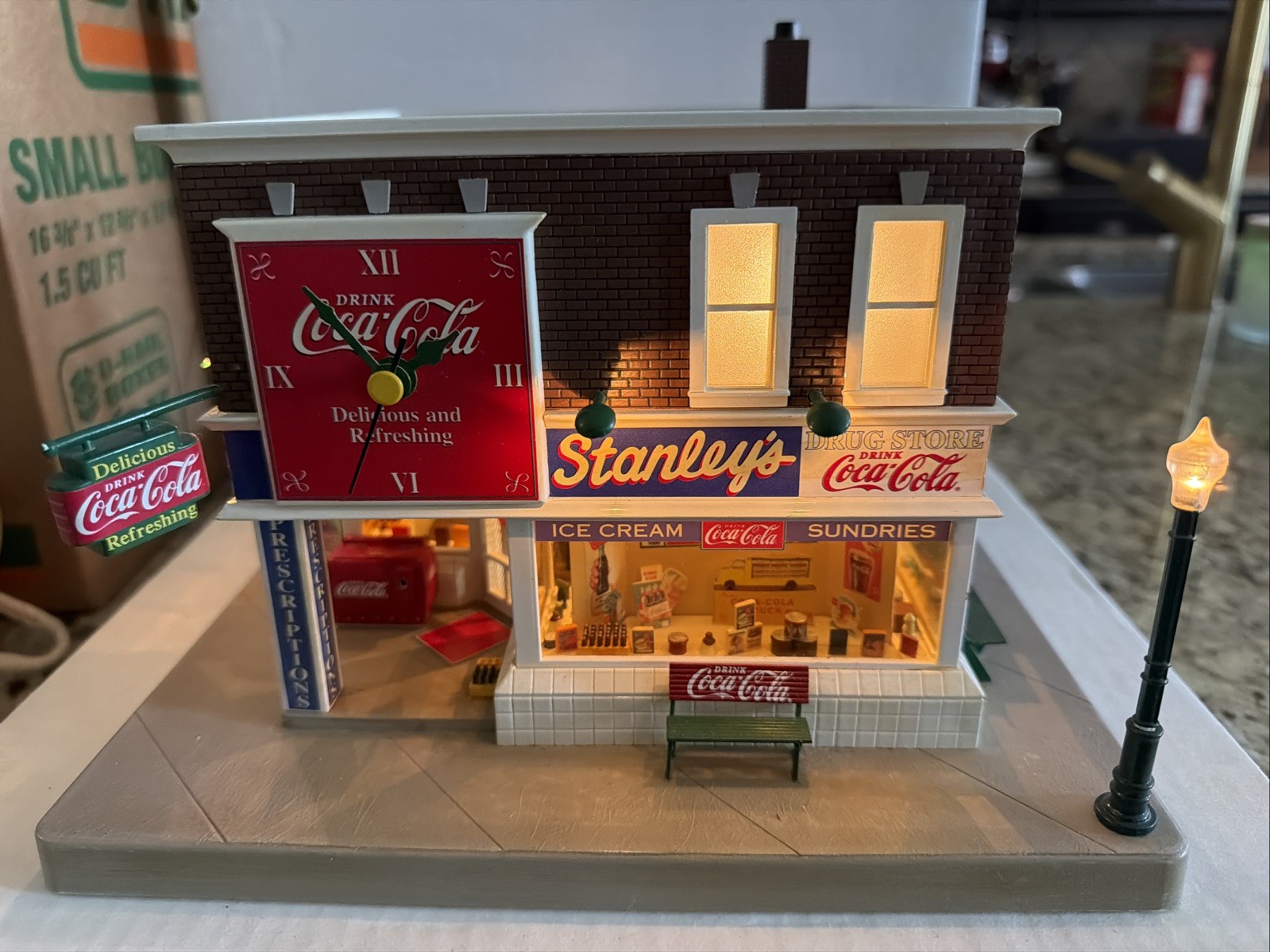 2000 Danbury Mint Stanley's Coca-Cola Corner Drug Store Working Lights READ